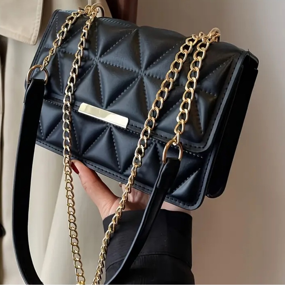 Elegant Black Quilted Chain Shoulder Bag - Picture 3 of 3